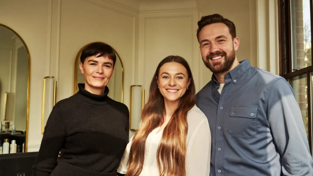 Het team van Kapsalon De Meester: Marloes, Sanne en Tom in de salon